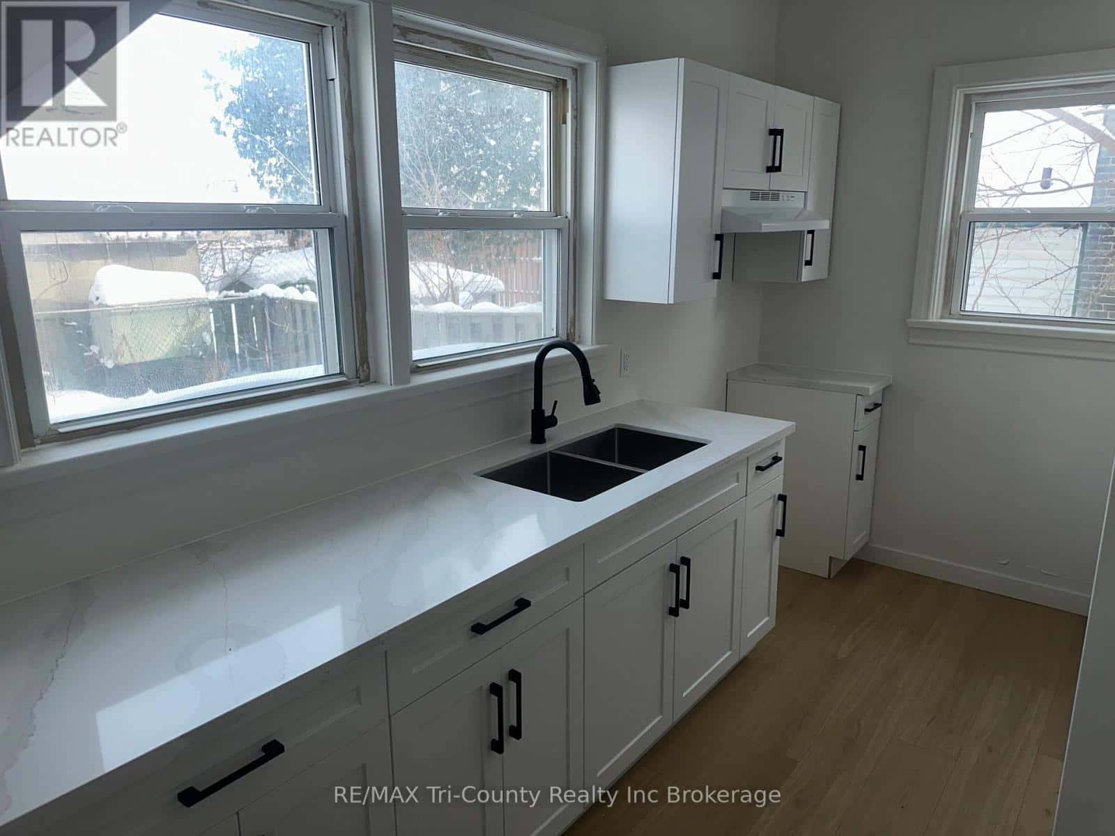 358 GLEBE STREET E — London East (East A), Ontario - Photo 5 of 56