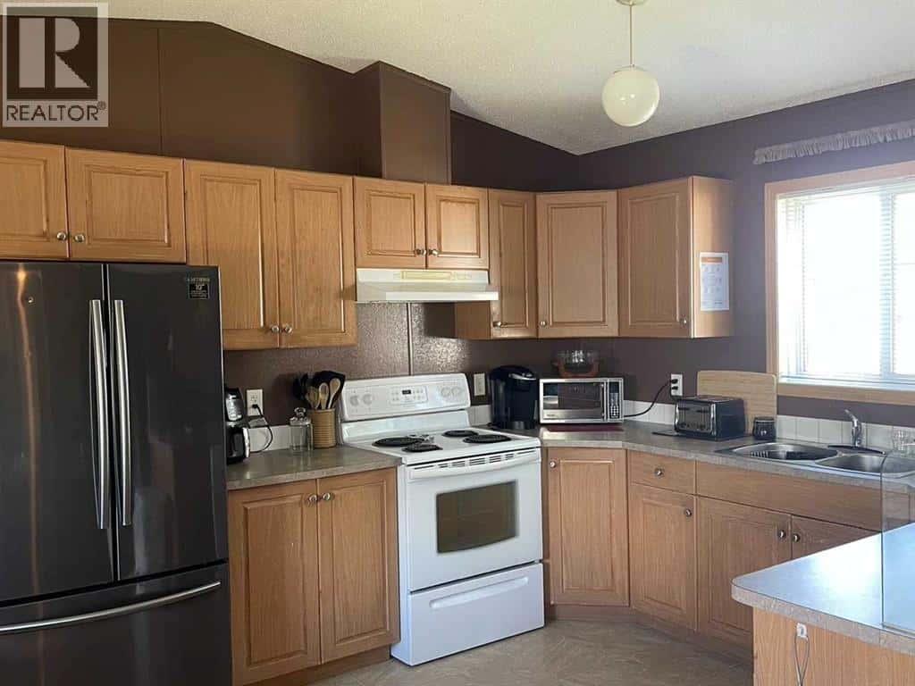 1549 15 StreetCrescent — Wainwright, Alberta - Photo 4 of 25