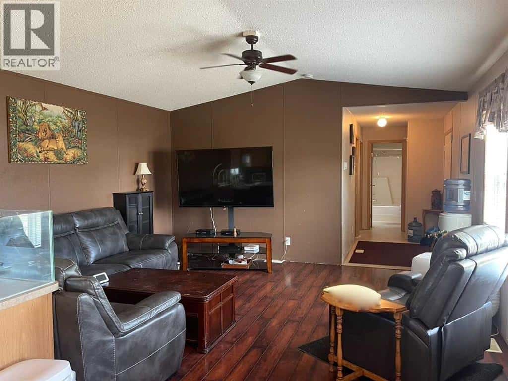 1549 15 StreetCrescent — Wainwright, Alberta - Photo 2 of 25