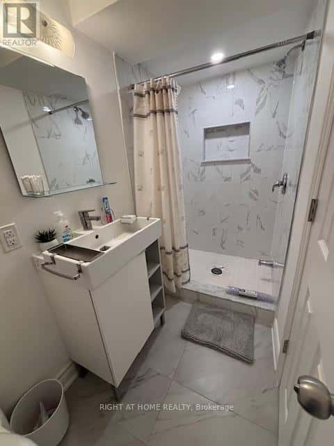 Toronto (L'Amoreaux) — Toronto (L'Amoreaux) - Photo 2 of 9