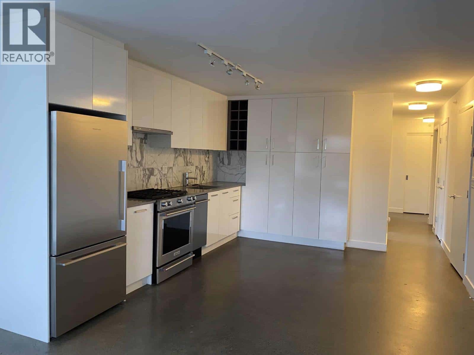 Vancouver — Vancouver - Photo 4 of 11