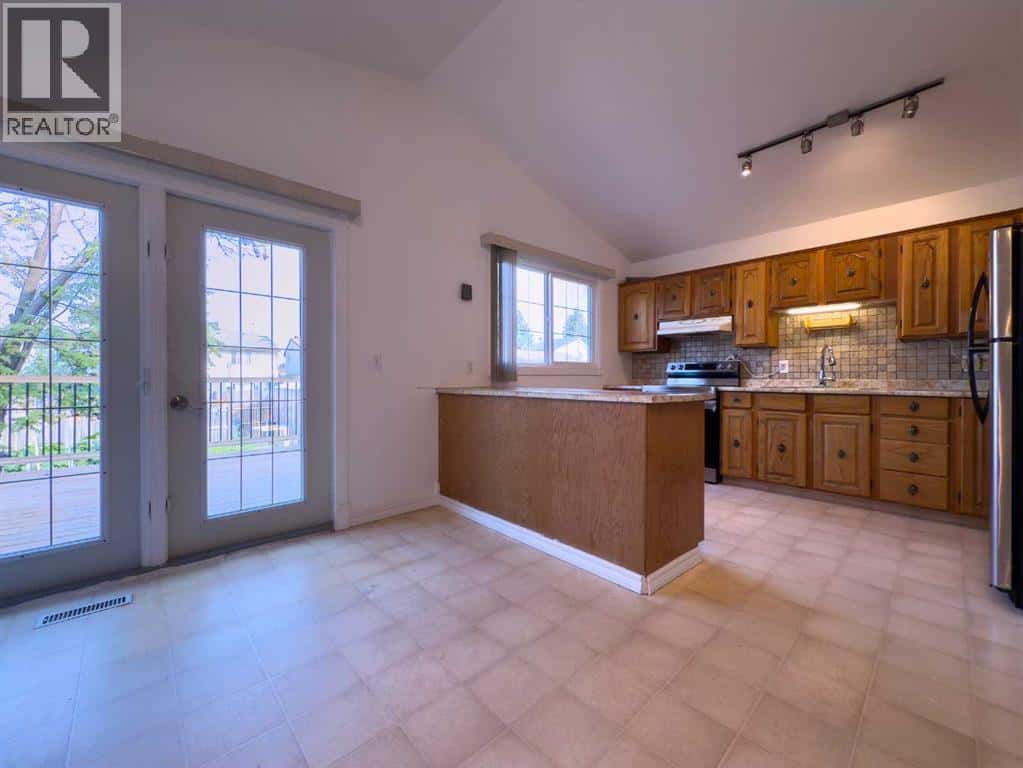 5723 55 Street — Rocky Mountain House, Alberta - Photo 5 of 44