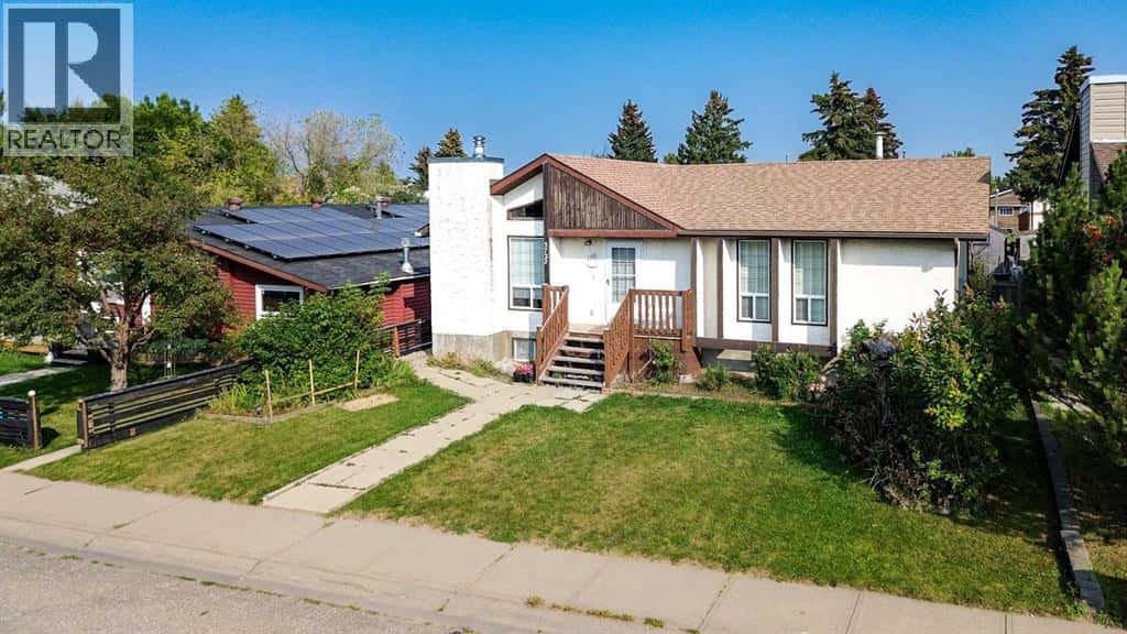 5723 55 Street — Rocky Mountain House, Alberta - Photo 3 of 44