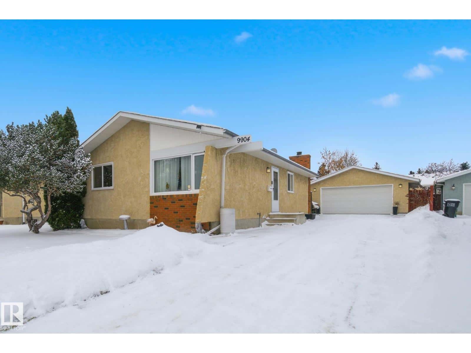 9904 171 AV NW NW — Edmonton - Photo 3 of 54