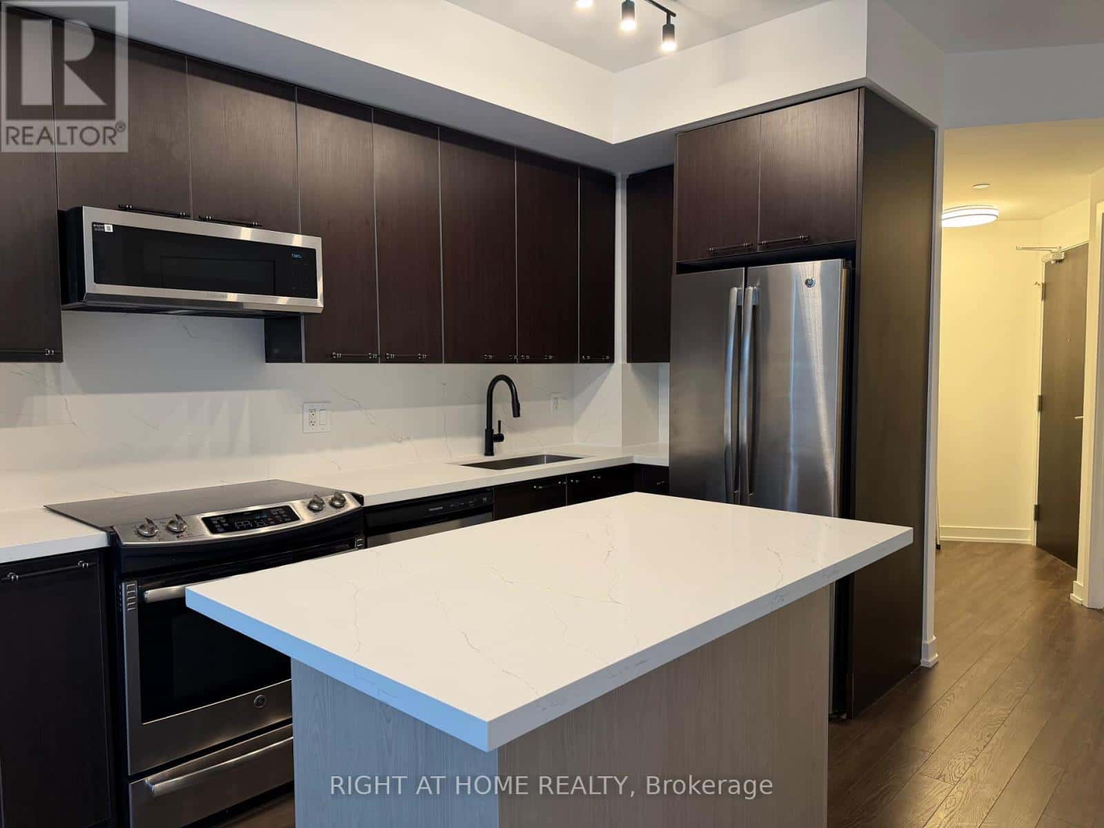 Toronto (Mimico) — Toronto (Mimico) - Photo 2 of 34