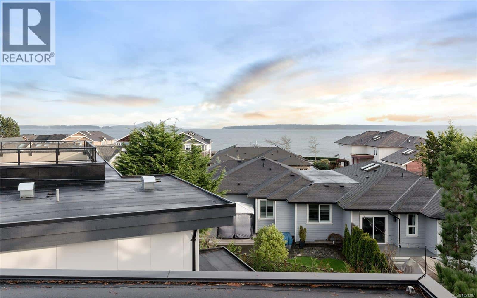 2293 Adela Pl — Sidney, British Columbia - Photo 4 of 38