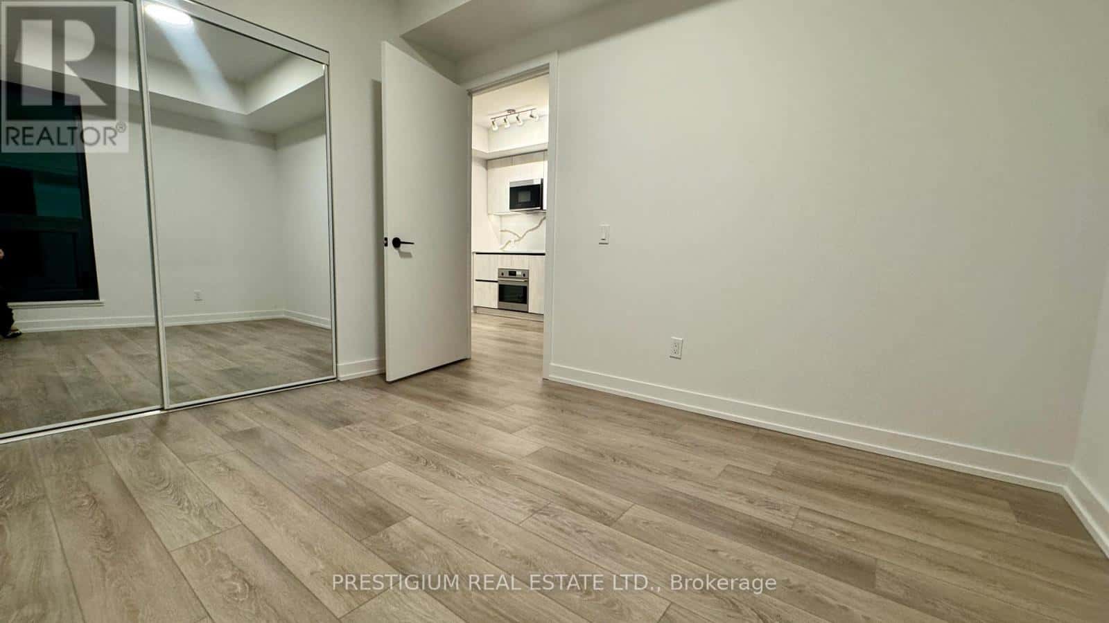 Toronto (Waterfront Communities) — Toronto (Waterfront Communities) - Photo 3 of 19