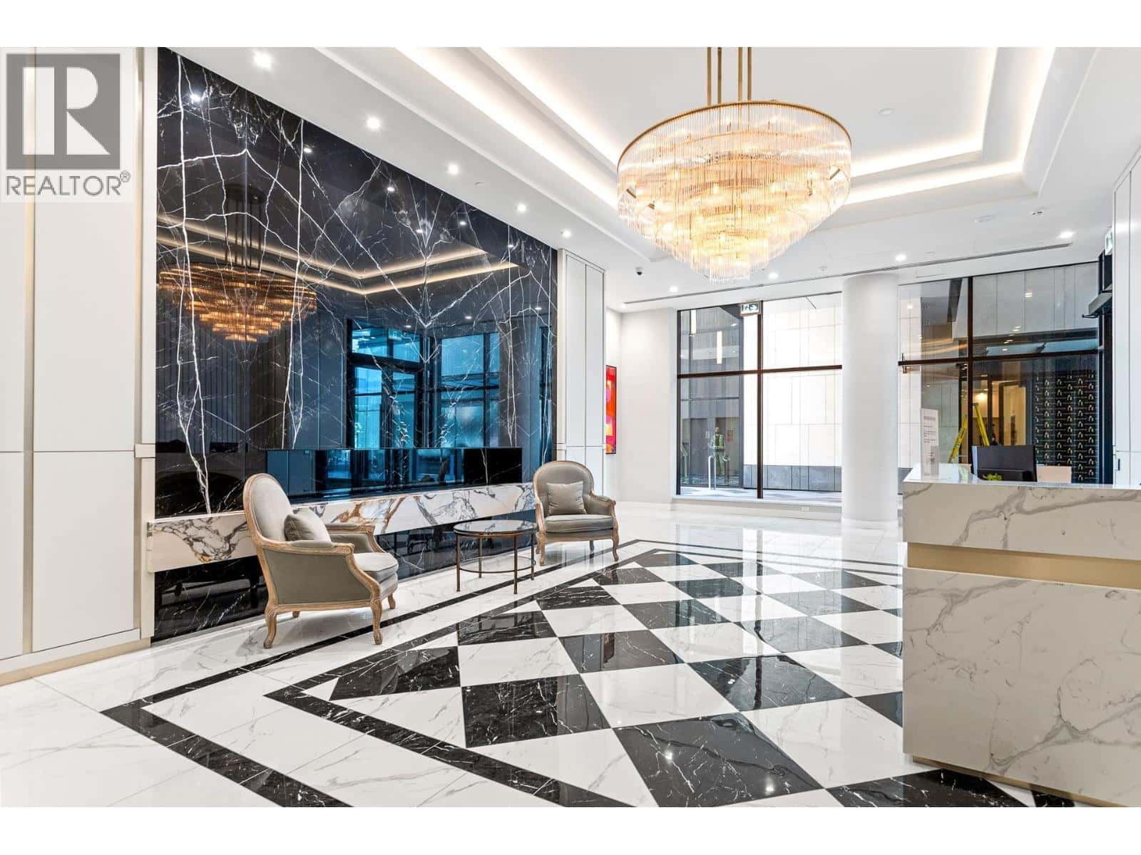 1506 135 E 13TH STREET — North Vancouver, British Columbia - Photo 4 of 40