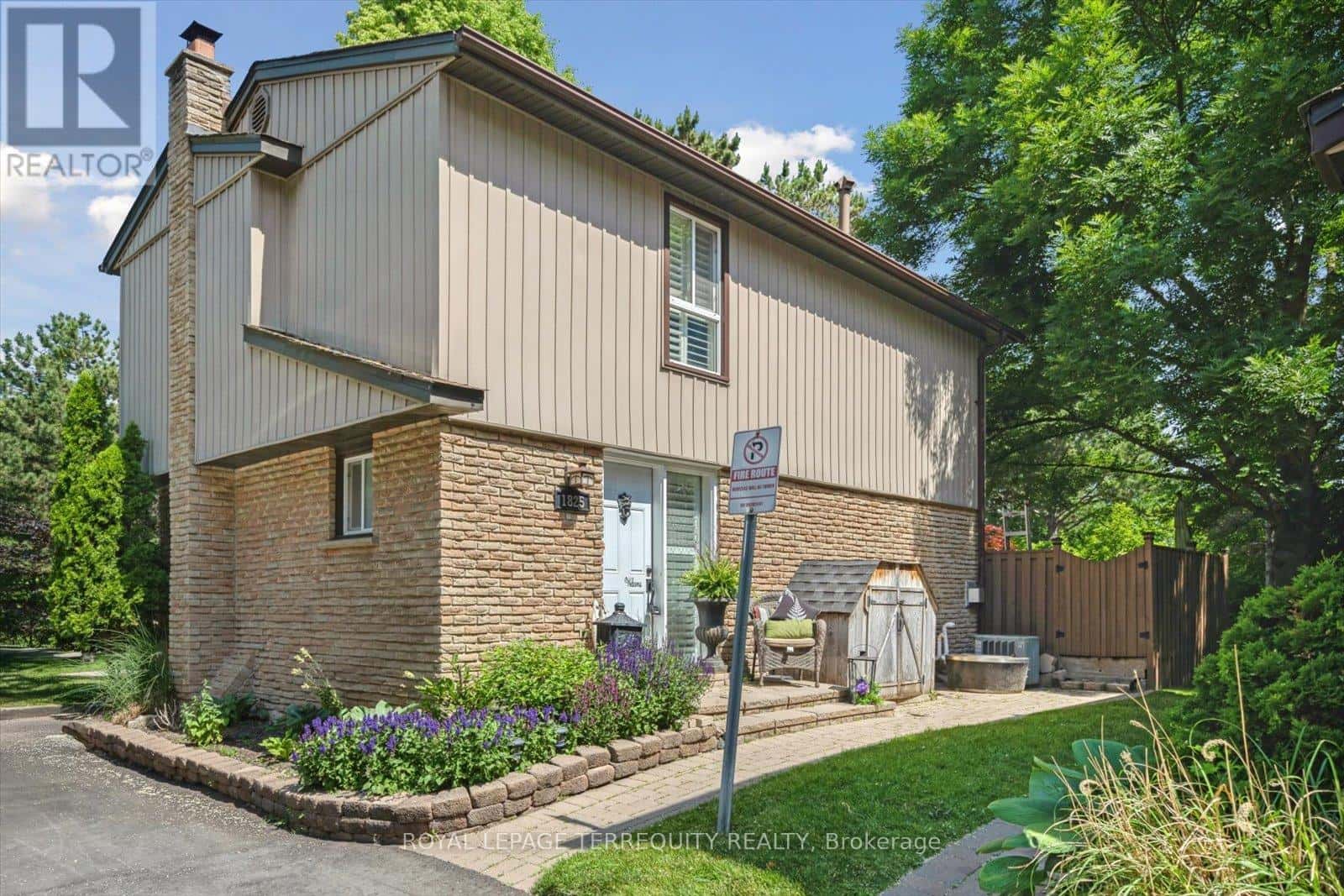 1825 HYDE MILL CRESCENT — Mississauga (Streetsville), Ontario - Photo 2 of 96