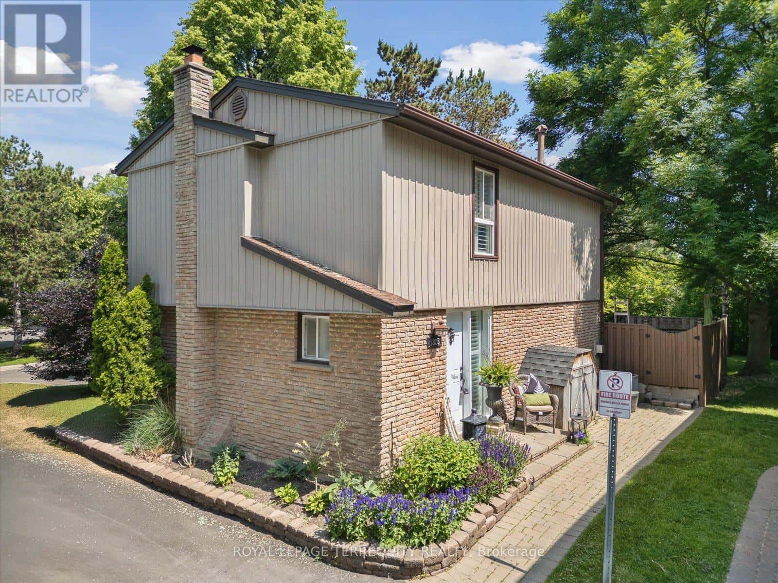 1825 HYDE MILL CRESCENT — Mississauga (Streetsville), Ontario - Photo 3 of 96