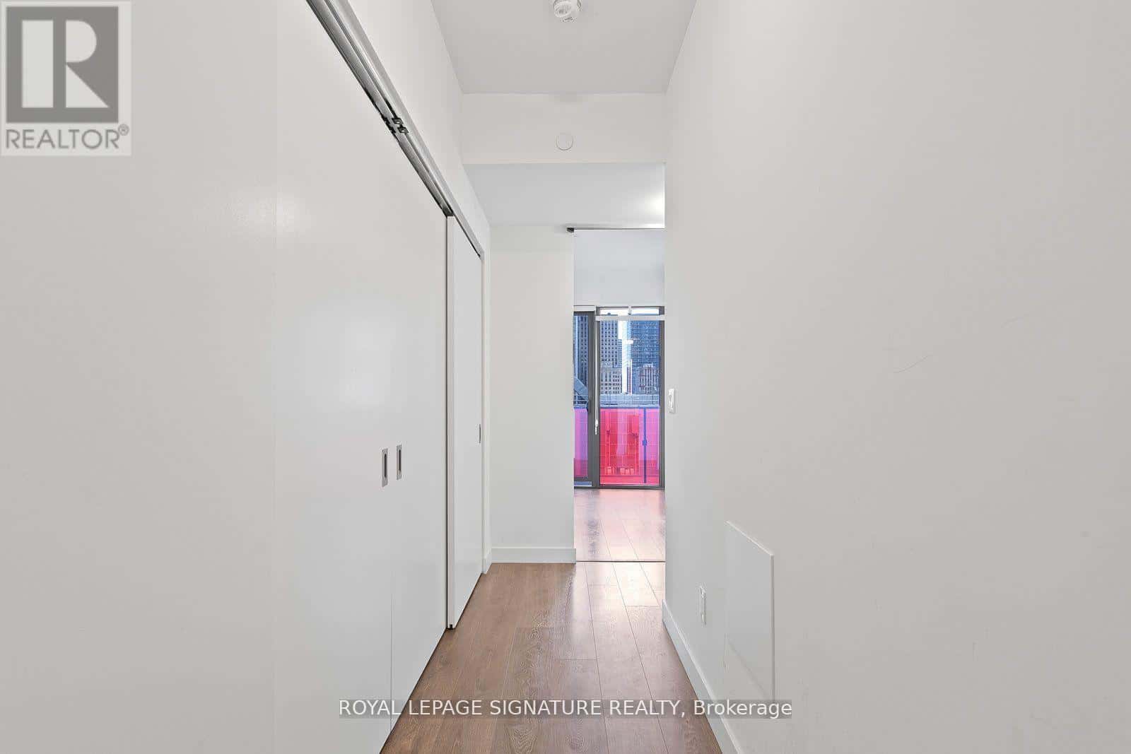 Toronto (Waterfront Communities) — Toronto (Waterfront Communities) - Photo 2 of 31