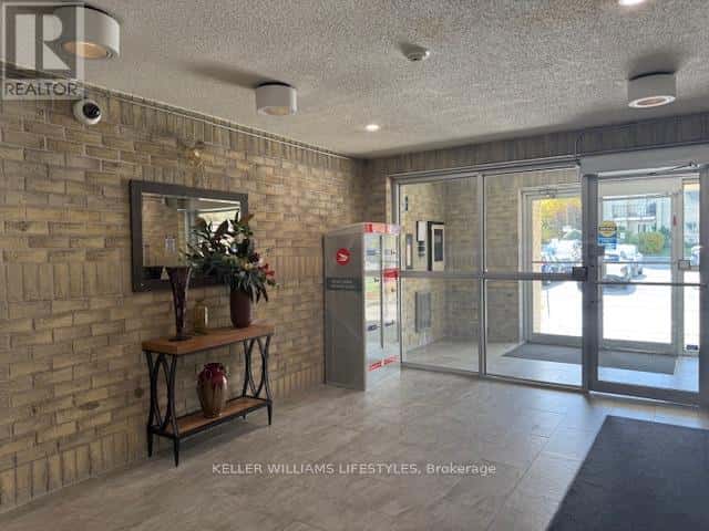 London South (South T) — London South (South T) - Photo 2 of 12