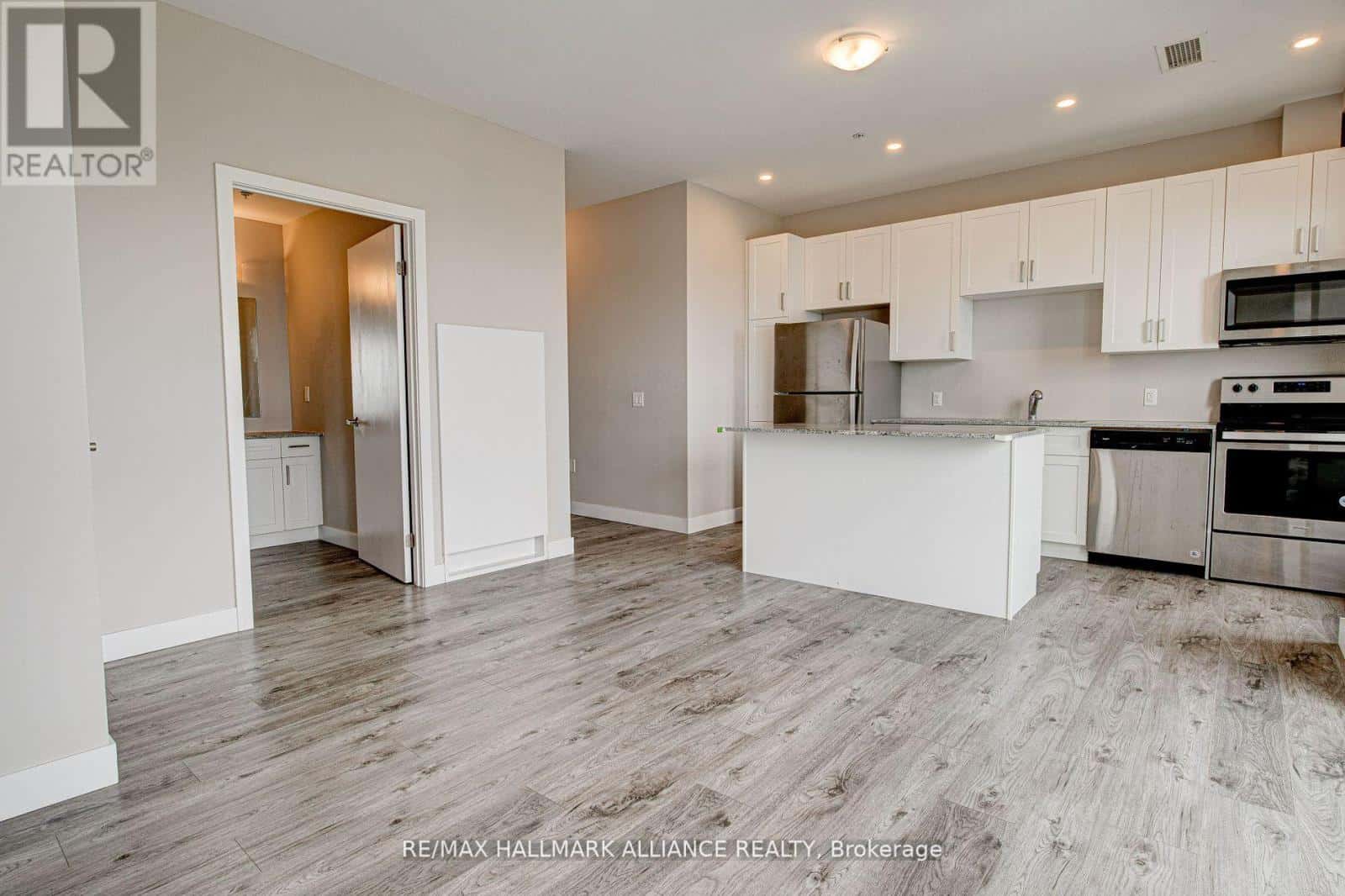 Kitchener — Kitchener - Photo 2 of 31