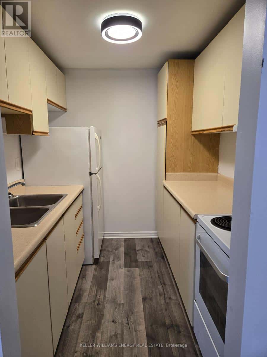 103 - 576 MARY STREET E — Whitby (Downtown Whitby) - Photo 2 of 11