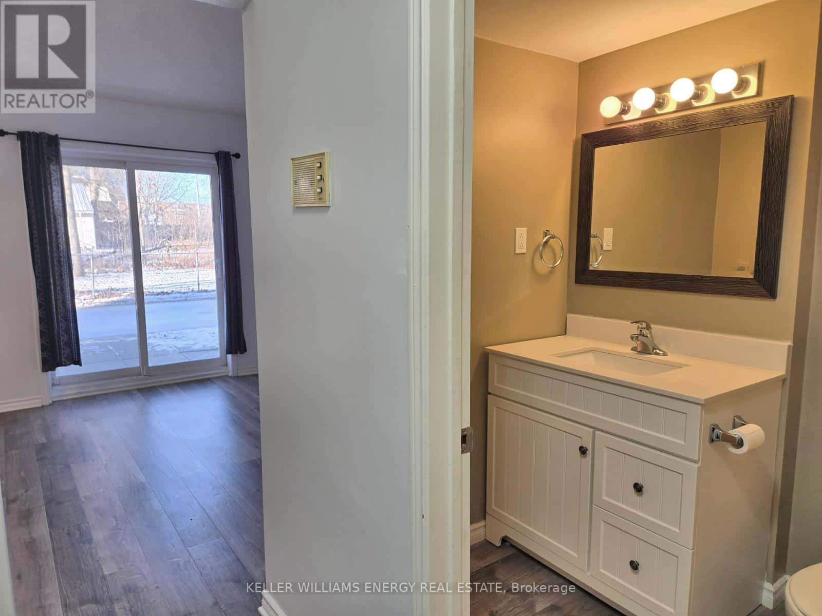 103 - 576 MARY STREET E — Whitby (Downtown Whitby) - Photo 4 of 11