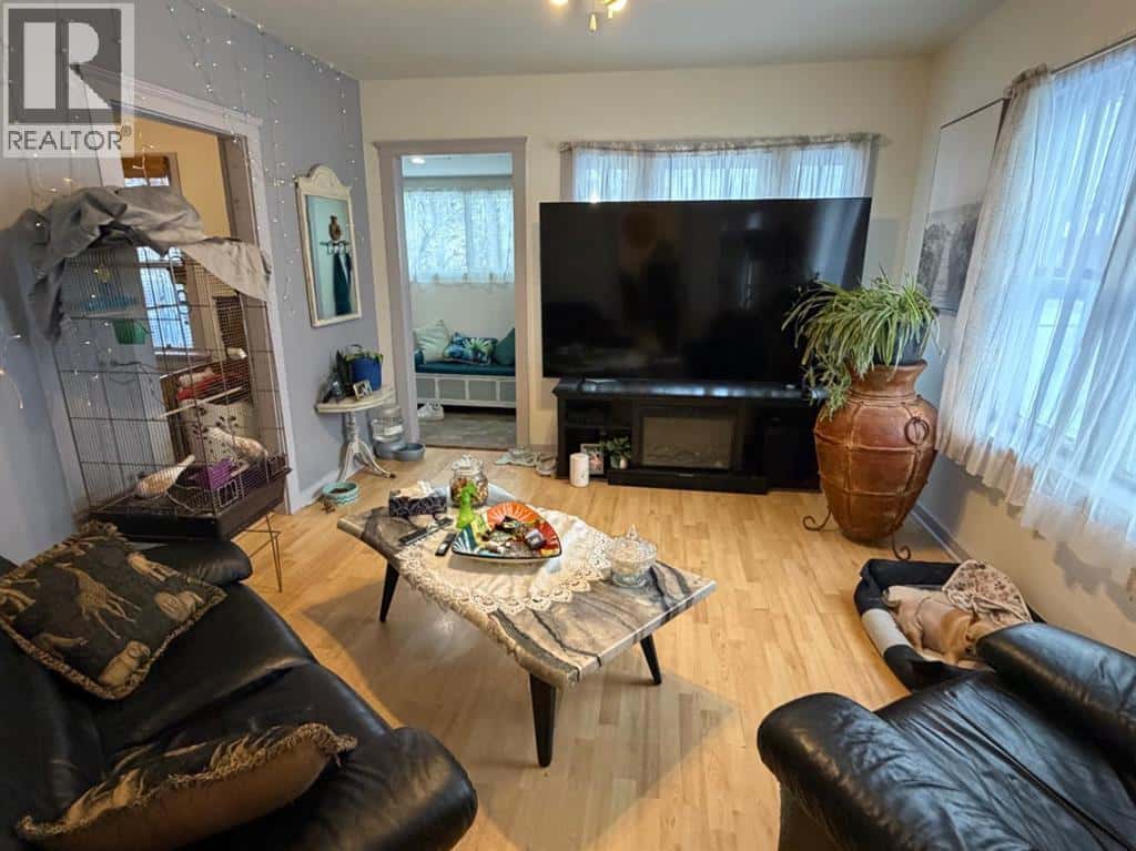 4910 44 Street — Camrose, Alberta - Photo 4 of 29