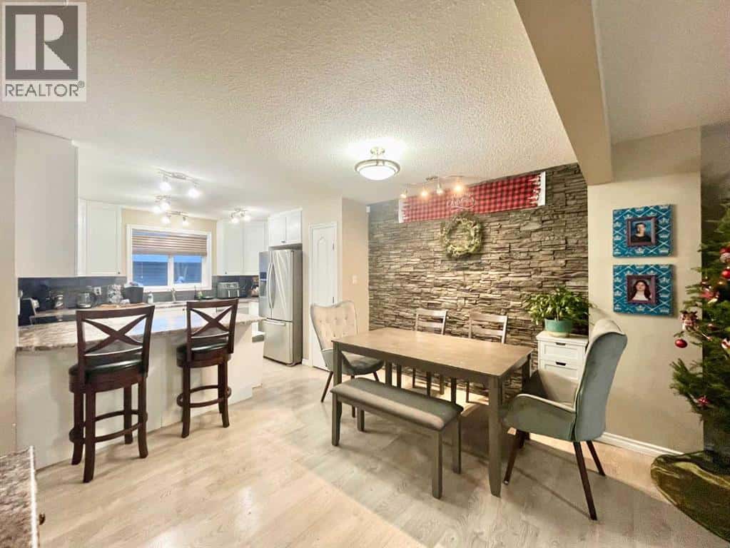 9340 211 Street NW — Edmonton - Photo 2 of 82