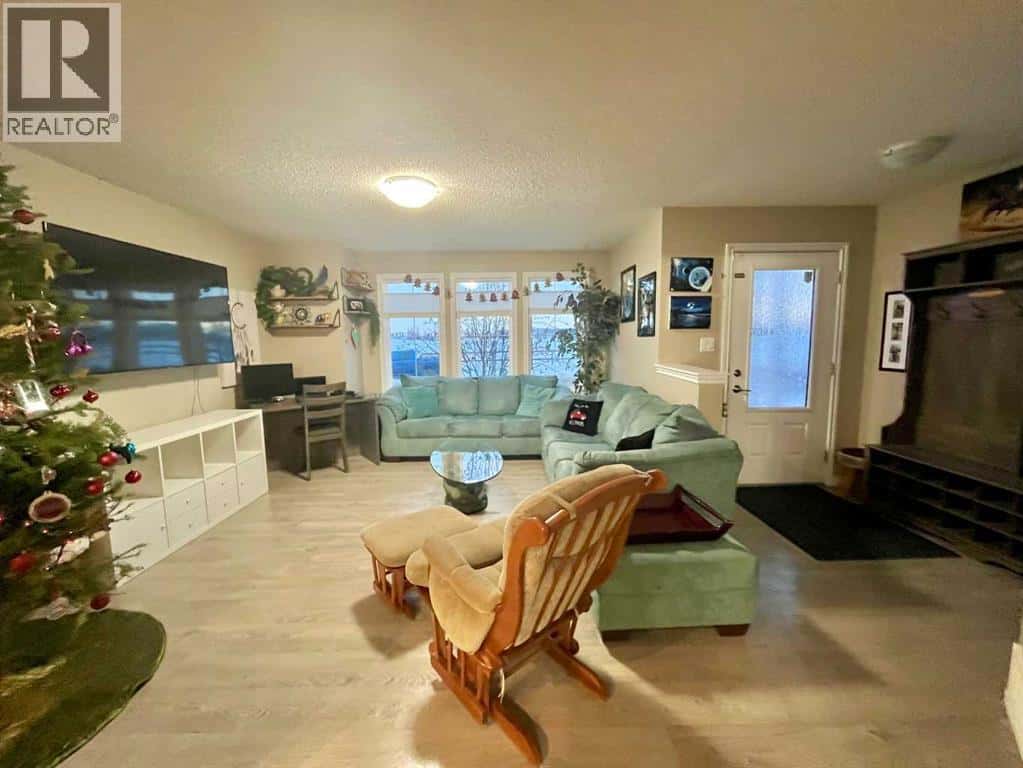 9340 211 Street NW — Edmonton - Photo 3 of 82