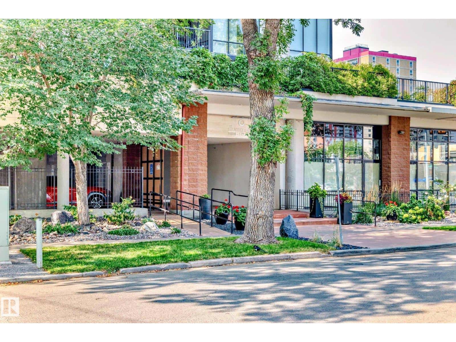 #404 10028 119 ST NW — Edmonton, Alberta - Photo 2 of 61