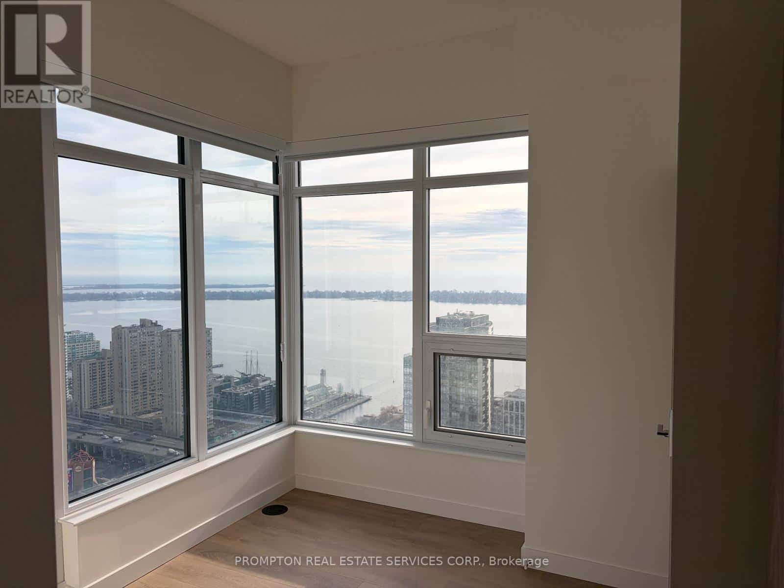 Toronto (Waterfront Communities) — Toronto (Waterfront Communities) - Photo 2 of 40