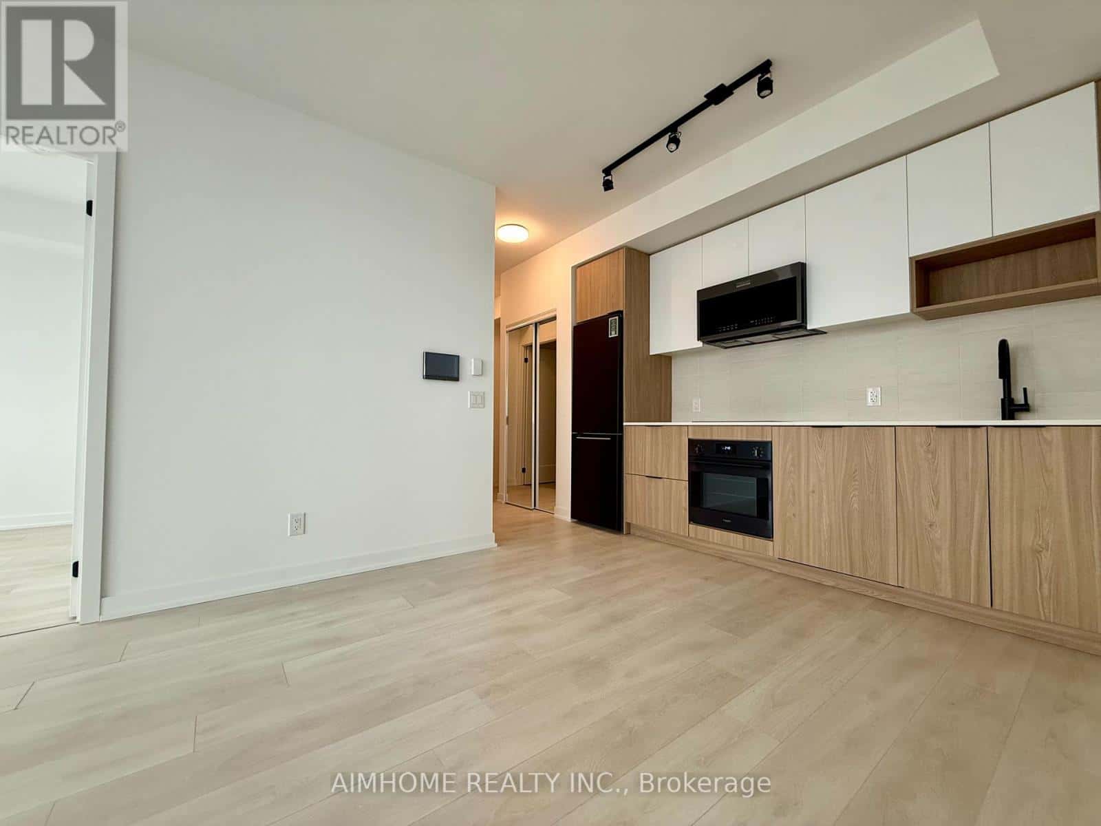 Toronto (Regent Park) — Toronto (Regent Park) - Photo 4 of 12