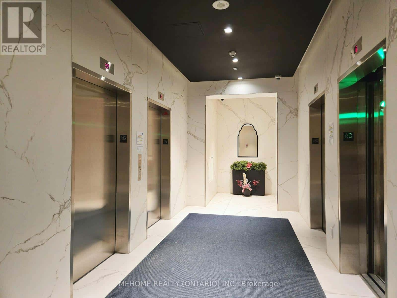 Toronto (Waterfront Communities) — Toronto (Waterfront Communities) - Photo 2 of 26