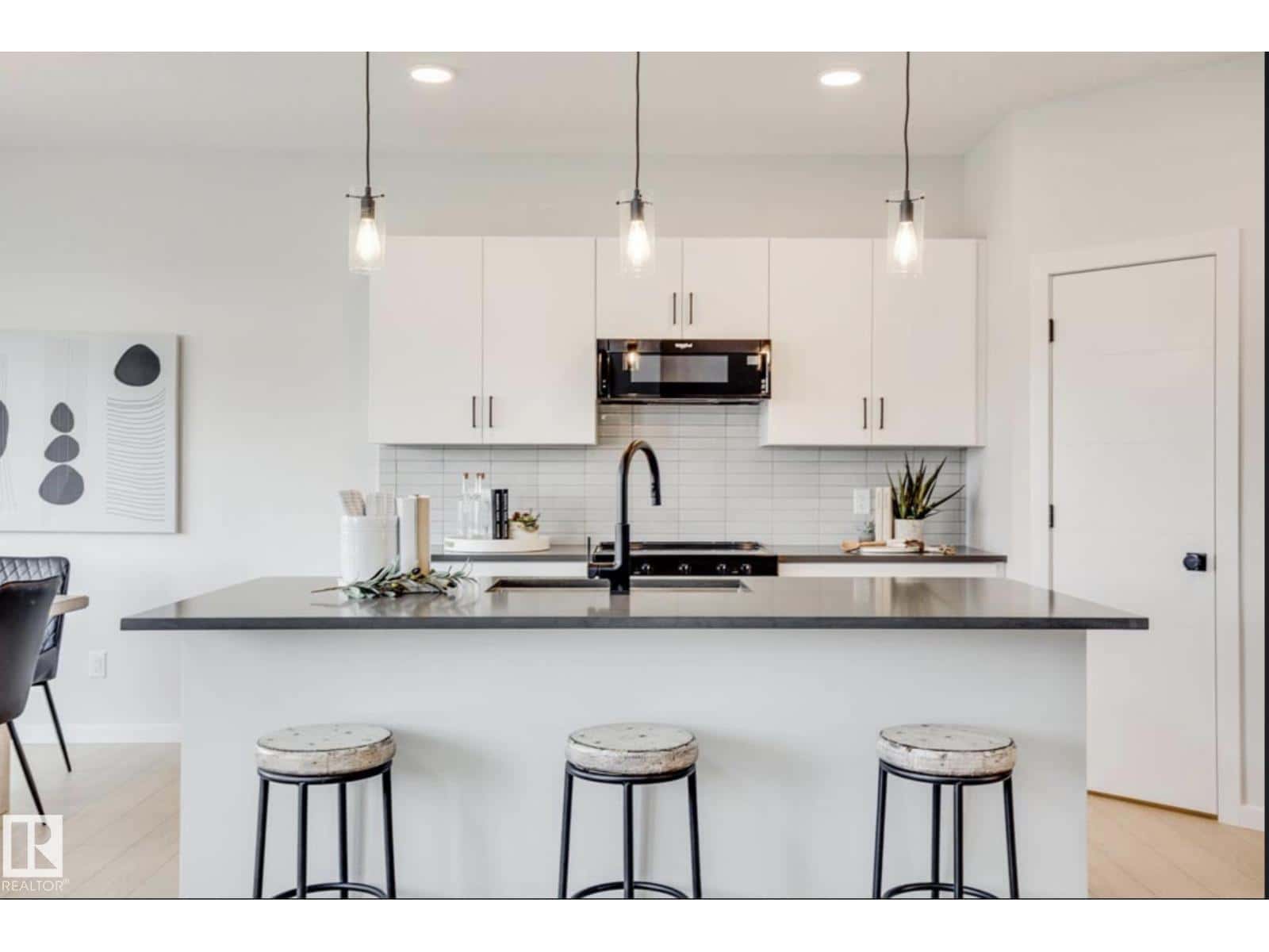 6923 51 AV — Beaumont, Alberta - Photo 2 of 15