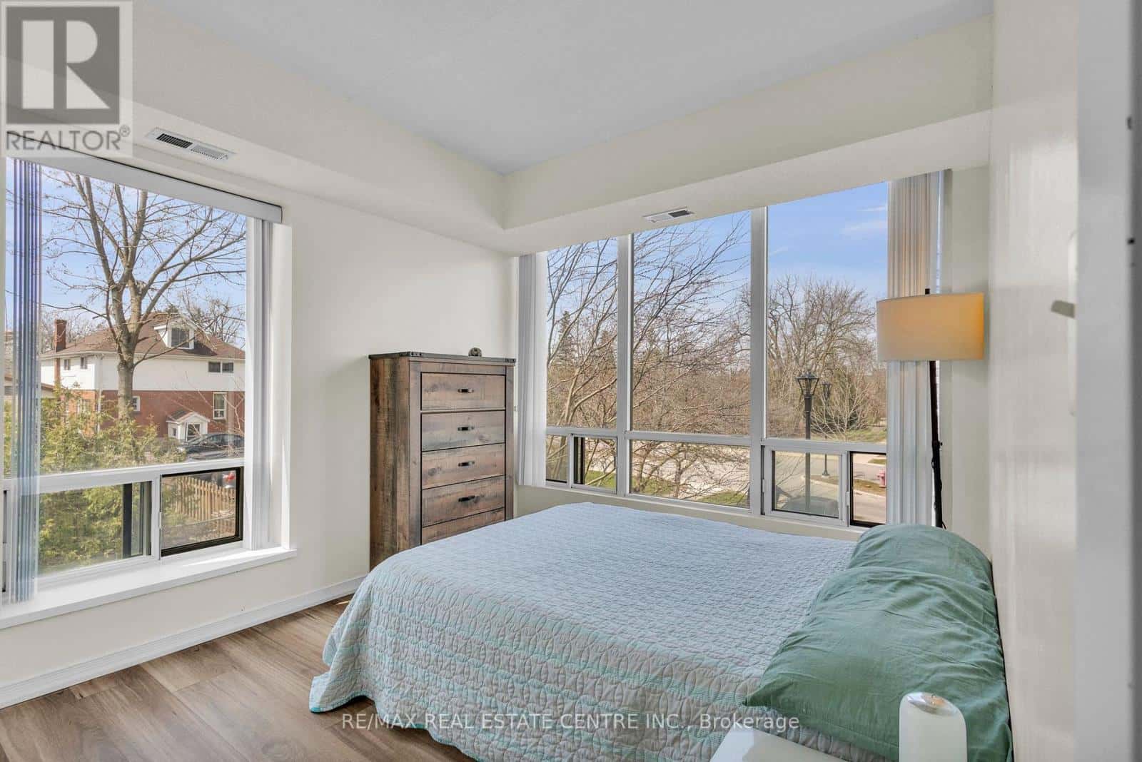 Guelph (Junction/Onward Willow) — Guelph (Junction/Onward Willow) - Photo 2 of 39