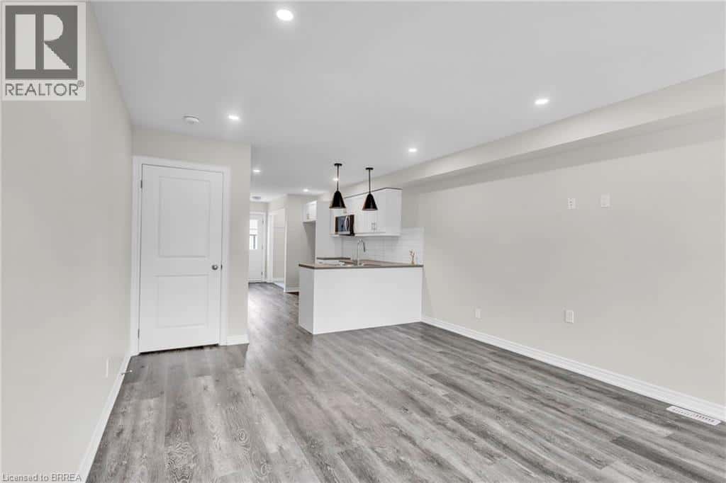 Simcoe — Simcoe - Photo 2 of 31