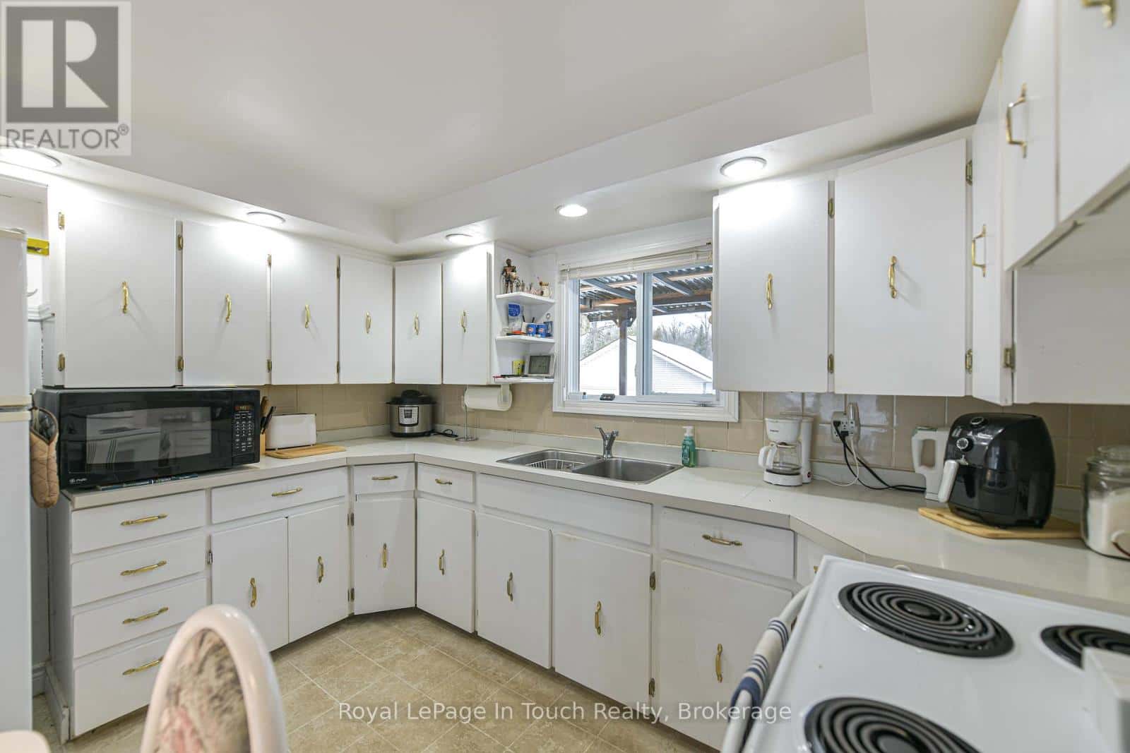 Tay — Tay - Photo 2 of 48