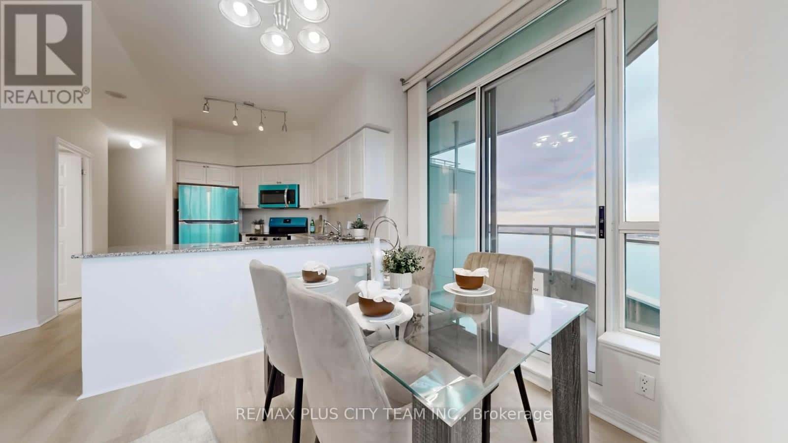 Toronto (Waterfront Communities) — Toronto (Waterfront Communities) - Photo 2 of 29