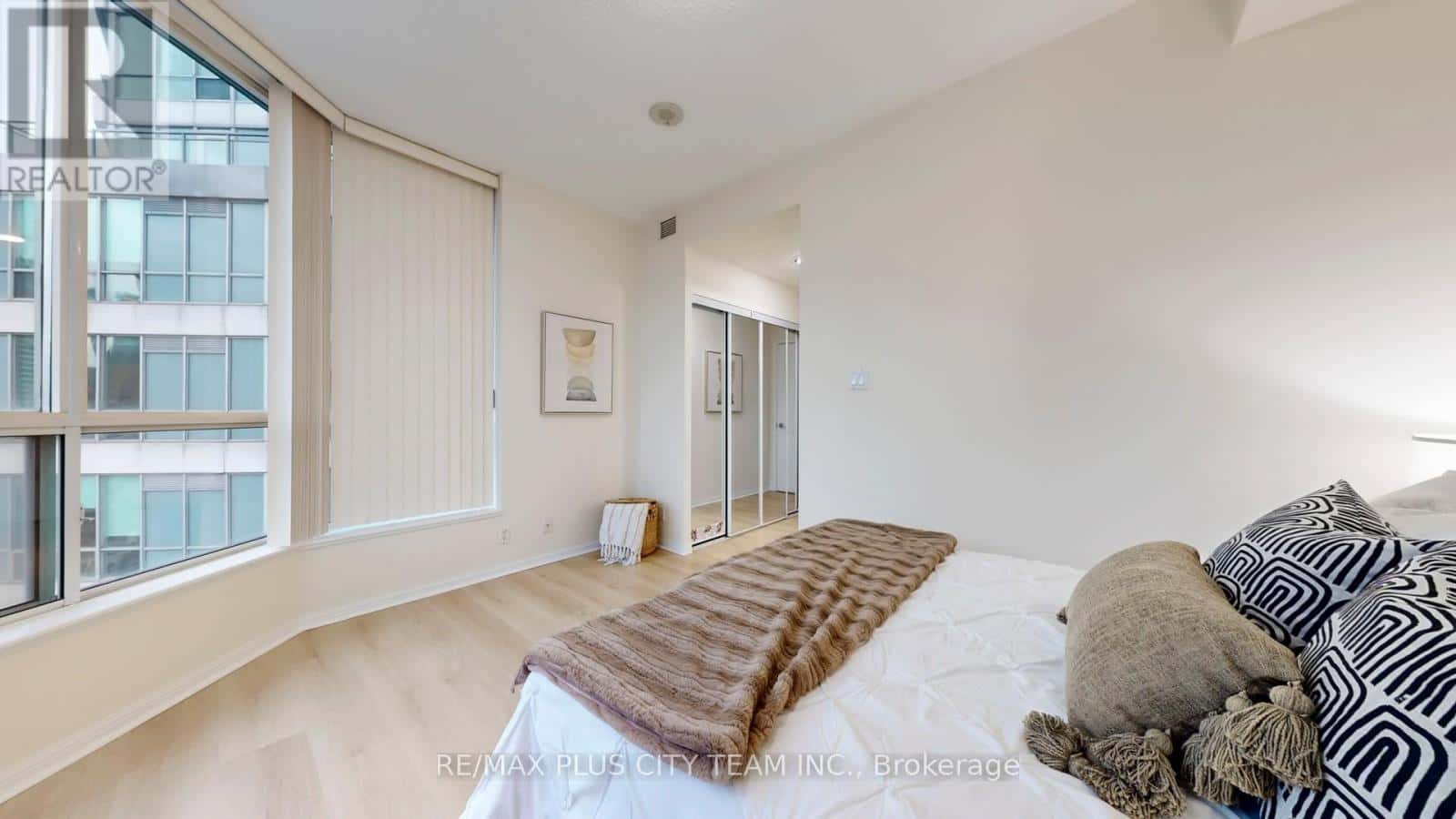 Toronto (Waterfront Communities) — Toronto (Waterfront Communities) - Photo 3 of 29