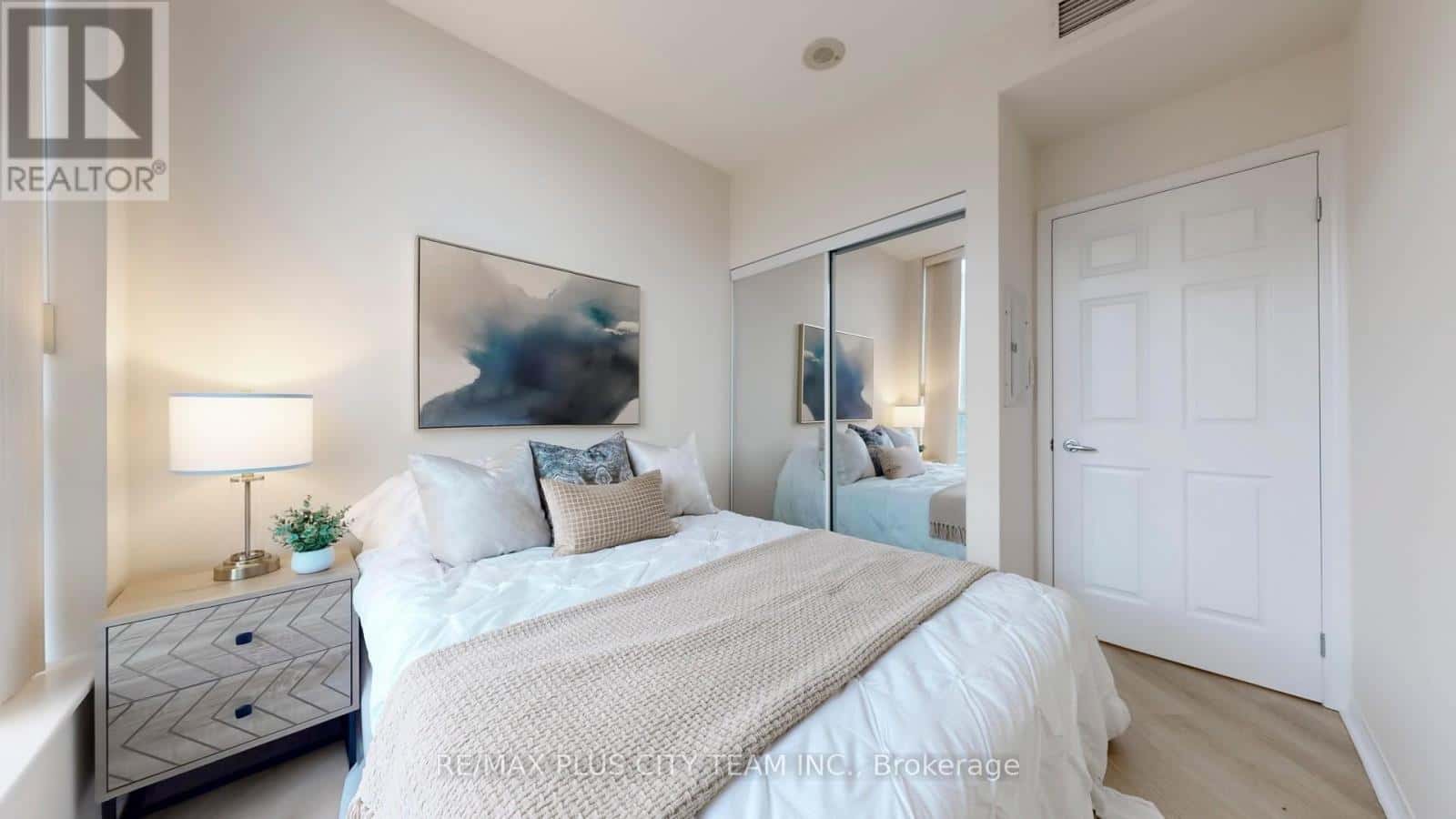 Toronto (Waterfront Communities) — Toronto (Waterfront Communities) - Photo 5 of 29