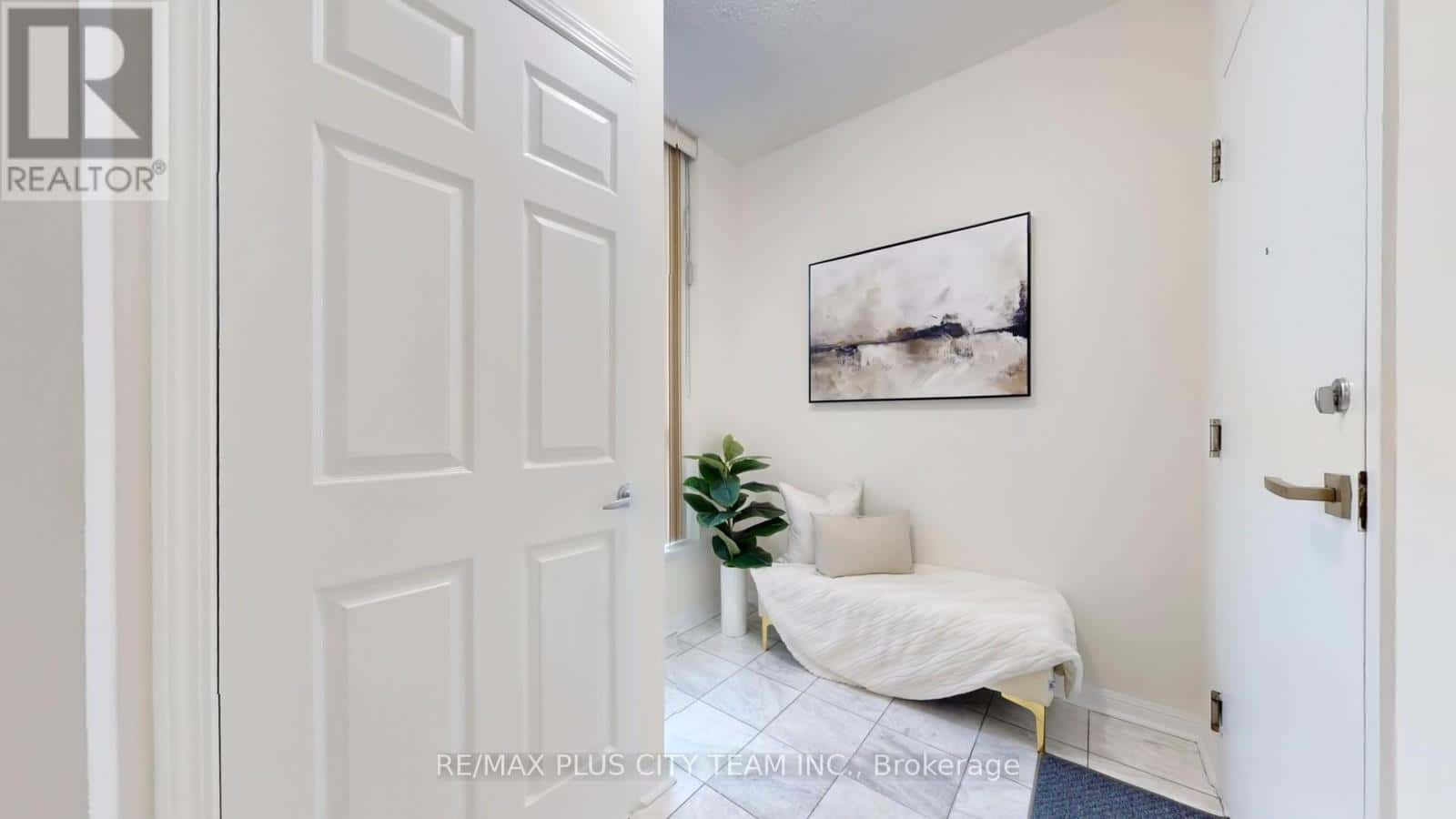 Toronto (Waterfront Communities) — Toronto (Waterfront Communities) - Photo 4 of 29