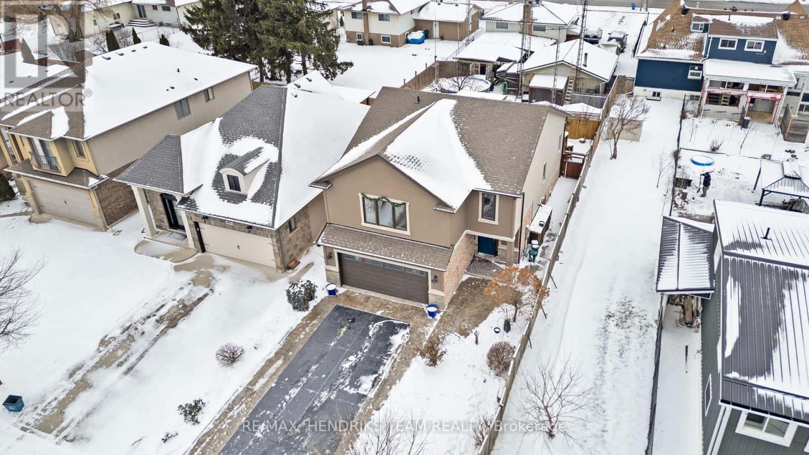 379 MICHAEL DRIVE — Welland (N. Welland), Ontario - Photo 2 of 46