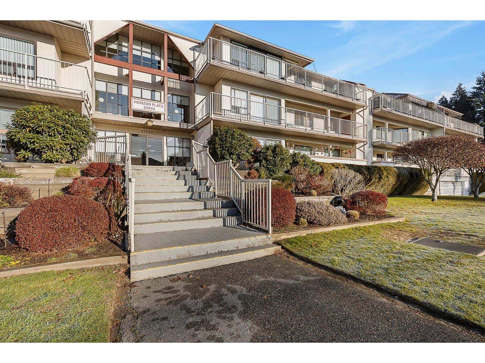 202 33233 E BOURQUIN CRESCENT — Abbotsford, British Columbia - Photo 3 of 30