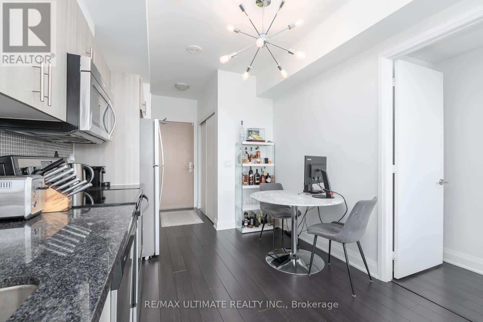 Toronto (Yorkdale-Glen Park) — Toronto (Yorkdale-Glen Park) - Photo 2 of 22