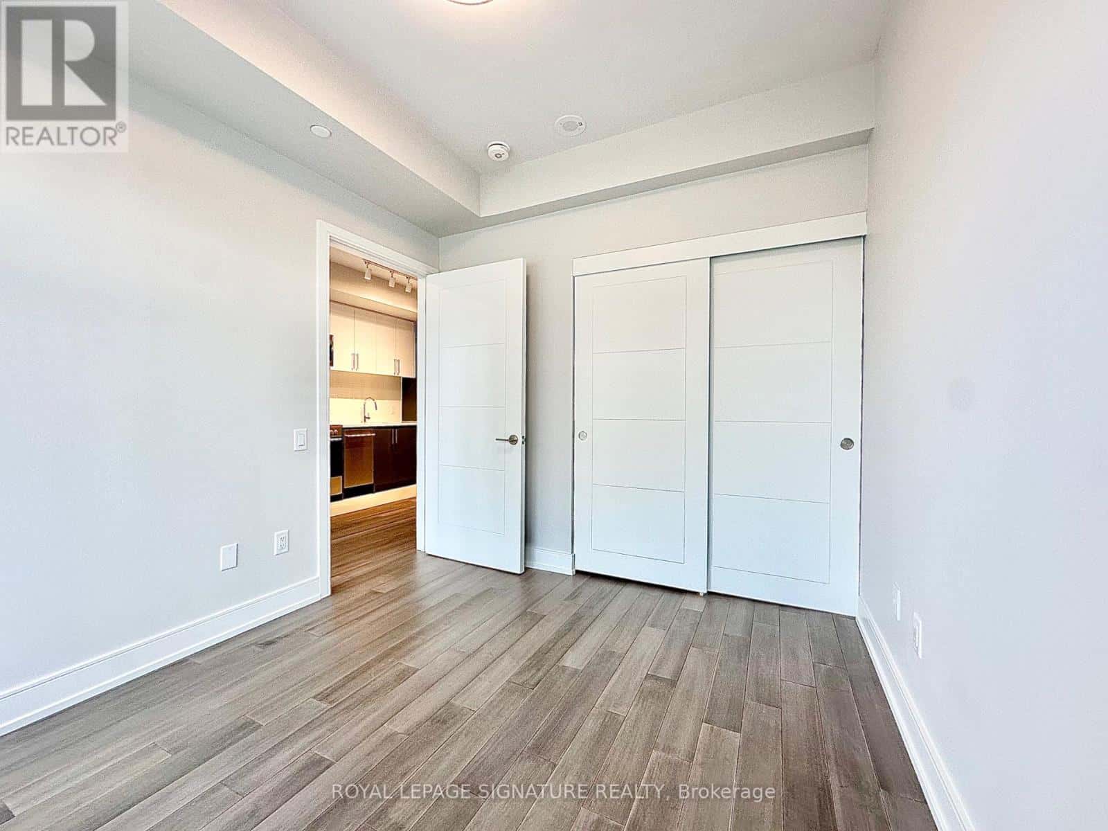 905 - 2525 BATHURST STREET — Toronto (Forest Hill North) - Photo 2 of 21