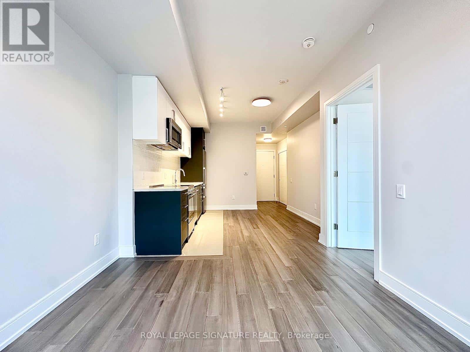 905 - 2525 BATHURST STREET — Toronto (Forest Hill North) - Photo 4 of 21