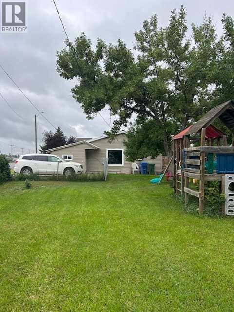 2012 18 Avenue — Coaldale, Alberta - Photo 3 of 20