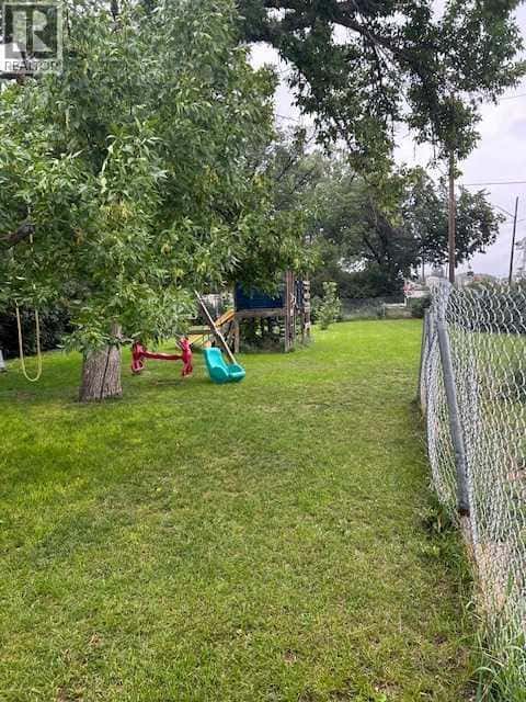 2012 18 Avenue — Coaldale, Alberta - Photo 5 of 20