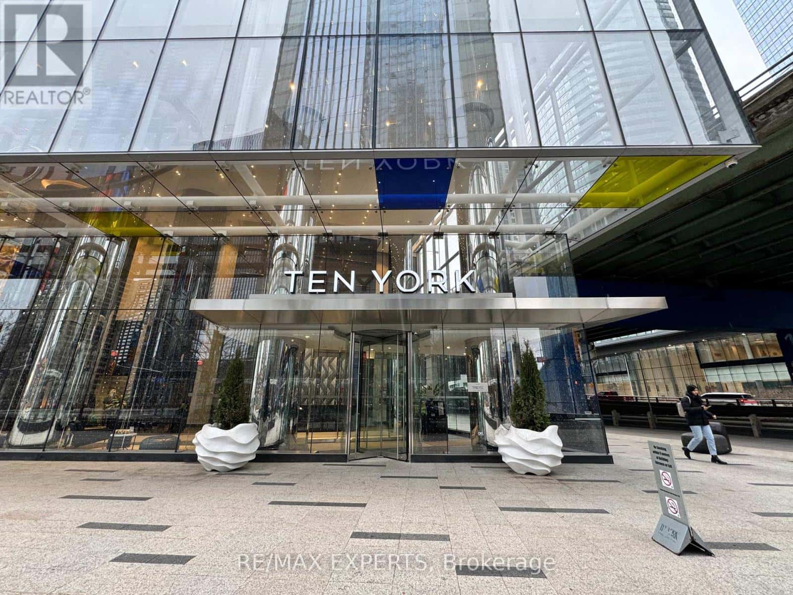 Toronto (Waterfront Communities) — Toronto (Waterfront Communities) - Photo 2 of 35