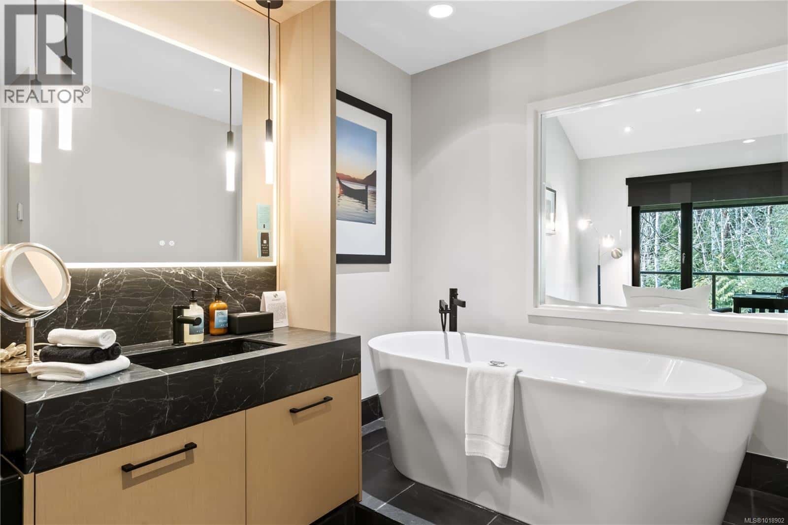 Ucluelet — Ucluelet - Photo 4 of 9