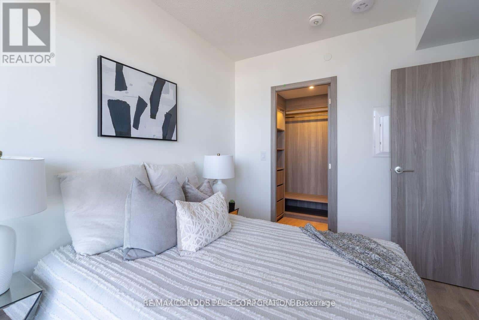 Toronto (Waterfront Communities) — Toronto (Waterfront Communities) - Photo 2 of 20