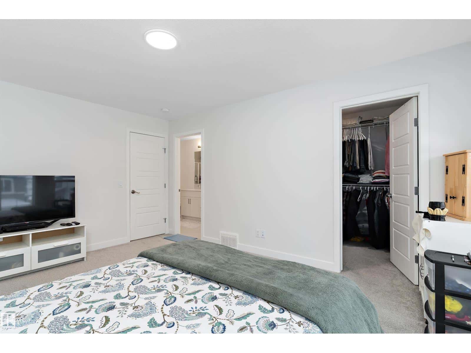 Edmonton — Edmonton - Photo 3 of 37