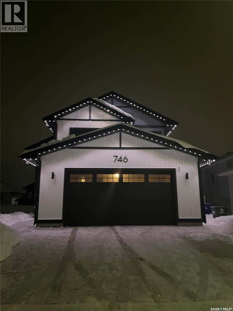 746 Bentley MANOR — Saskatoon, Saskatchewan - Photo 2 of 50