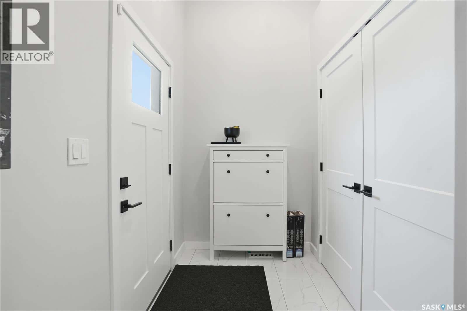 746 Bentley MANOR — Saskatoon, Saskatchewan - Photo 4 of 50