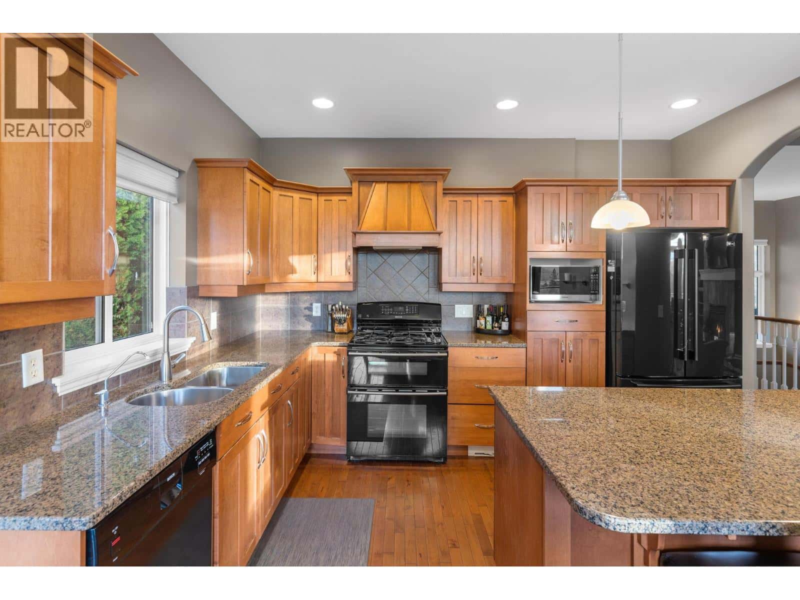 3582 Camelback Drive — Kelowna, British Columbia - Photo 5 of 49