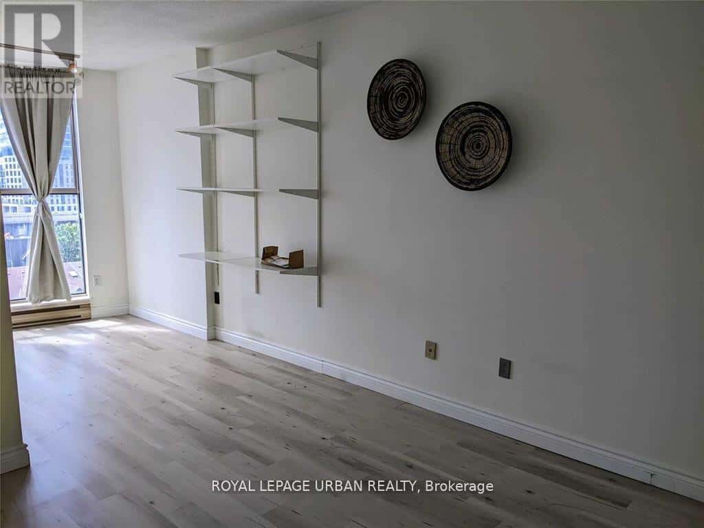 Toronto (Waterfront Communities) — Toronto (Waterfront Communities) - Photo 2 of 21