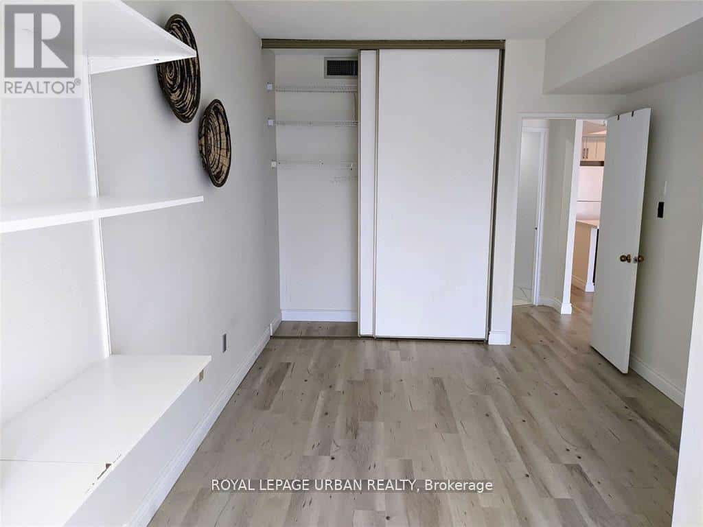 Toronto (Waterfront Communities) — Toronto (Waterfront Communities) - Photo 3 of 21